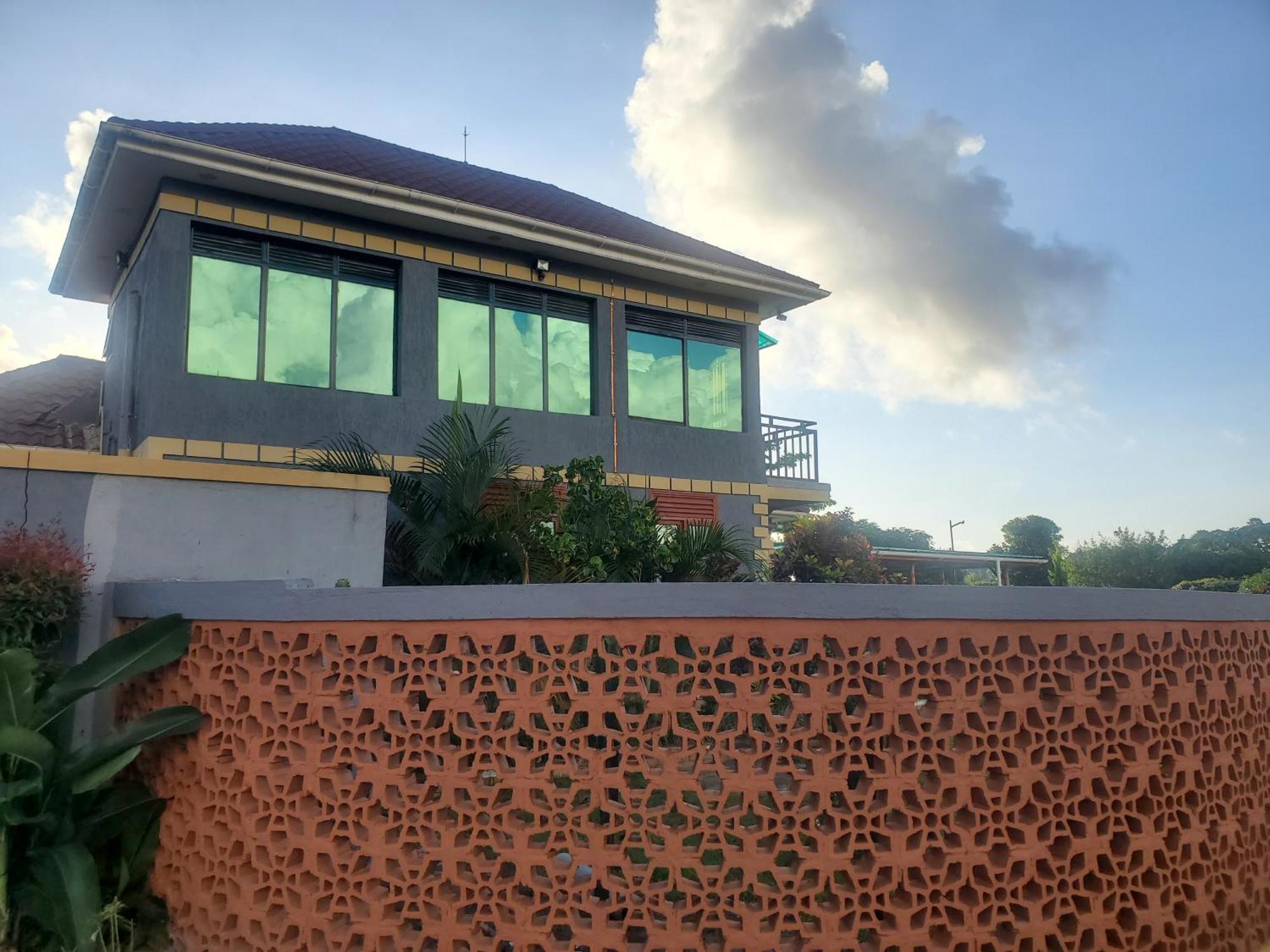 Gorilla African Guest House Entebbe Exterior foto